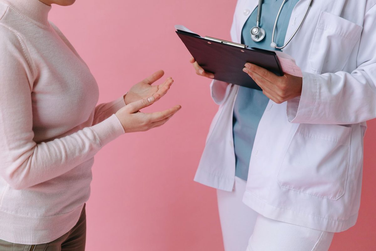 Medic specialist oferind o consultație într-un cabinet modern