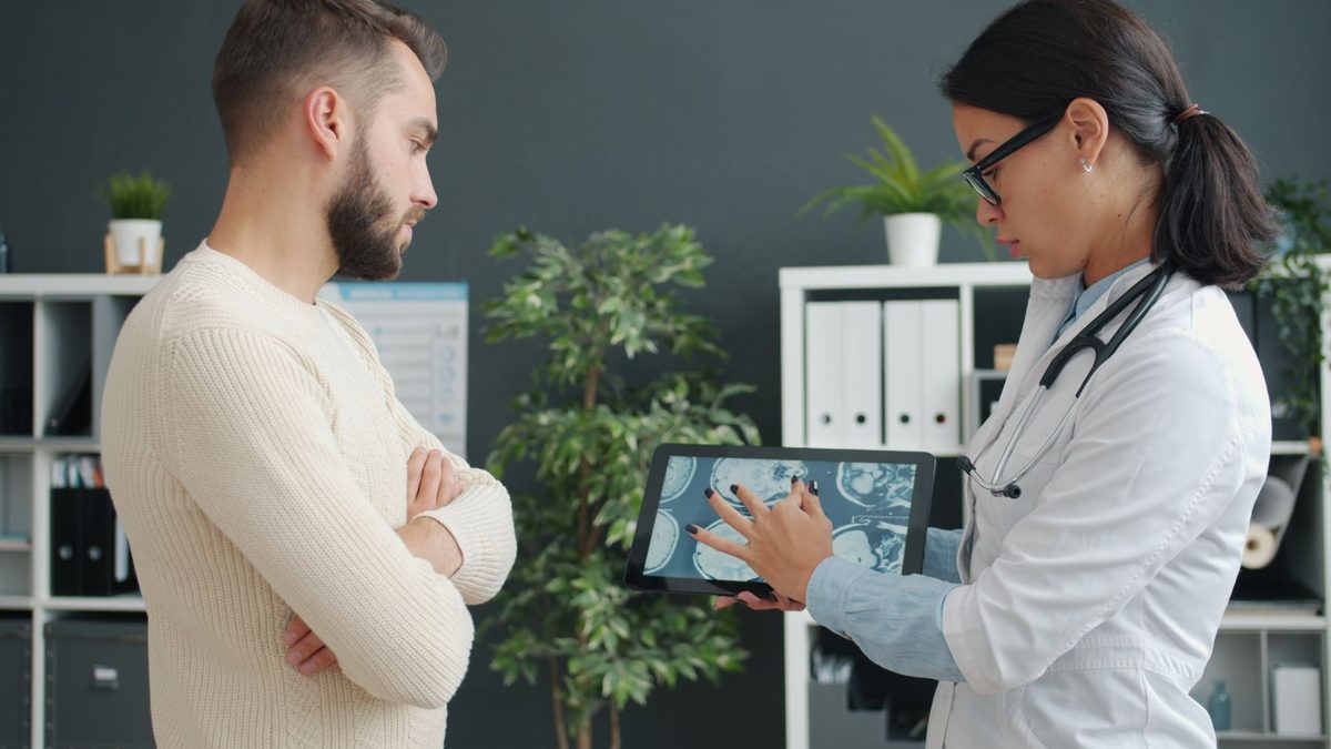 Medic care utilizeaza o tableta pentru a consulta dosarul electronic al pacientului