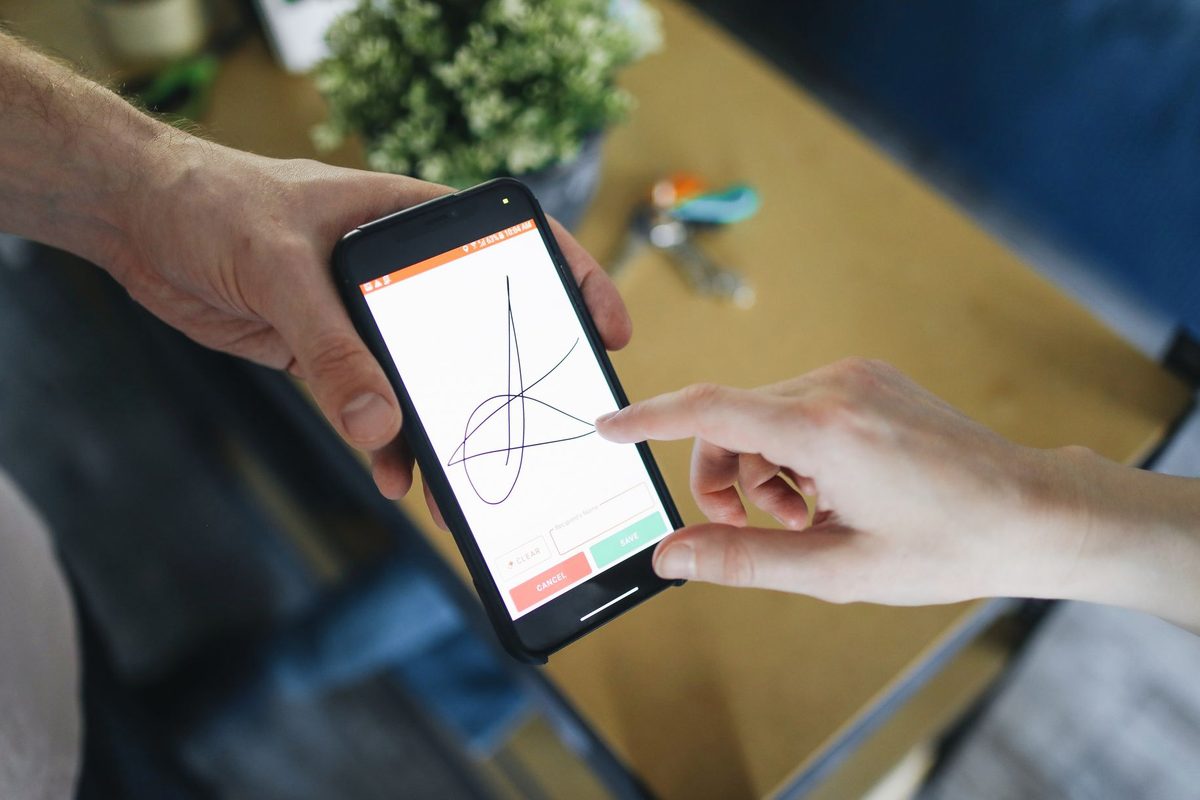 Persoana utilizand smartphone-ul pentru verificare digitala securizata