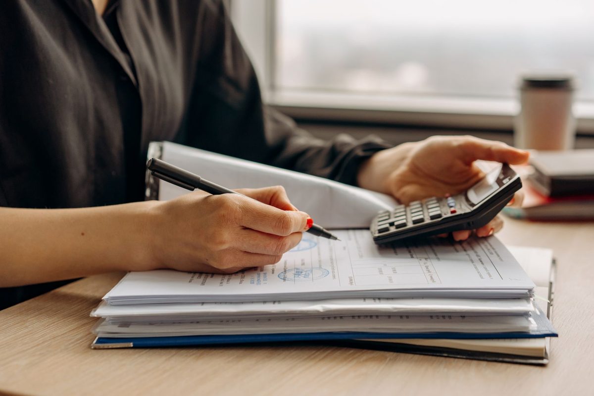 Calculator și documente financiare pe un birou