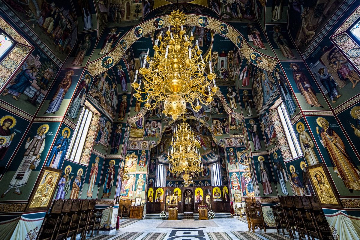 Interior de biserică românească luminat de lumânări