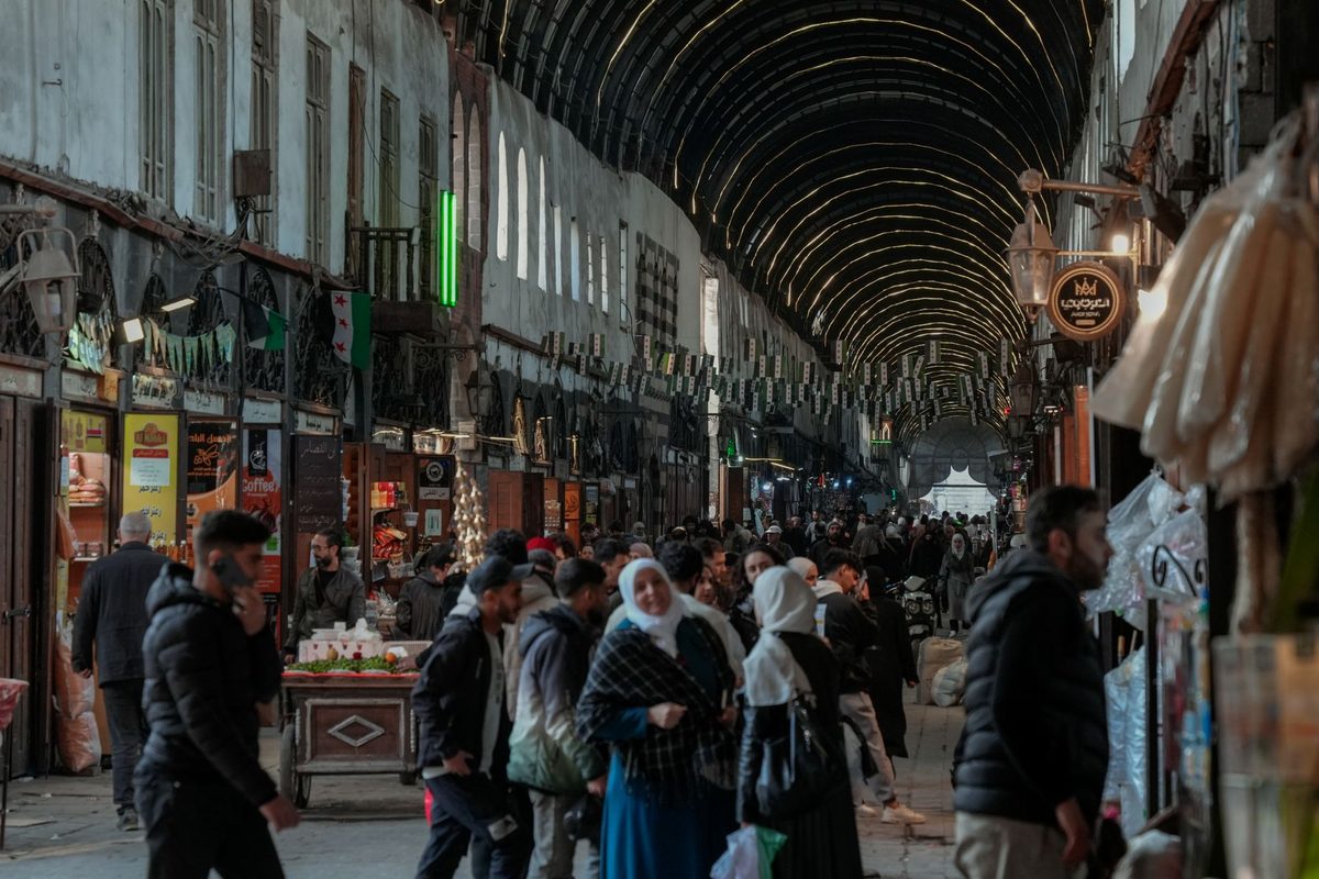 Un souk vechi din Orientul Mijlociu, cu felinare și marfă expusă