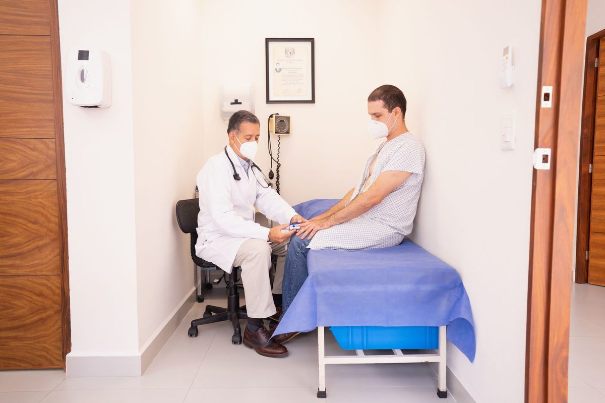 Consultatie medicala intre medic si pacient in cabinet
