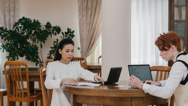 Ce înseamnă body doubling: ancora tăcută când nu poți începe