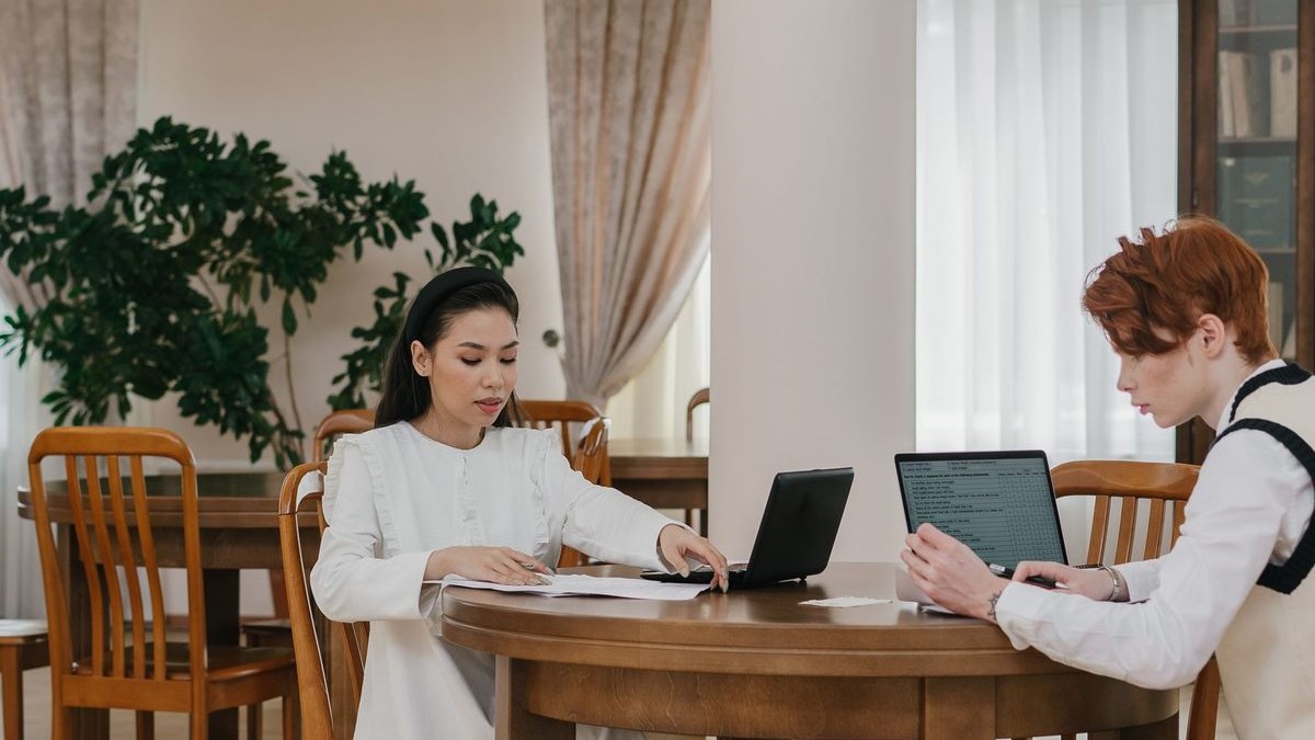 Ce înseamnă body doubling: ancora tăcută când nu poți începe