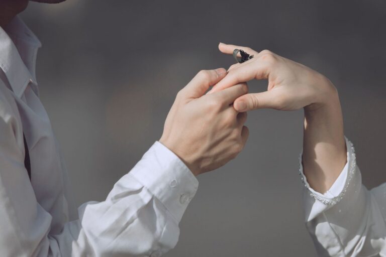 Ce înseamnă când visezi logodnă: promisiune, nu prevestire
