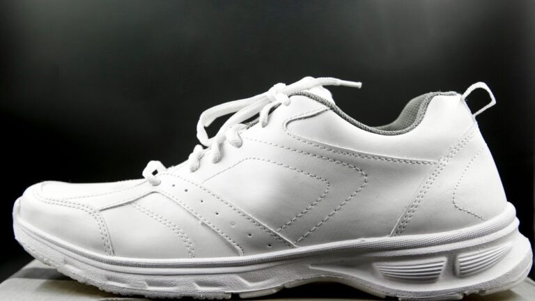 Pantof sport alb fotografiat din lateral.