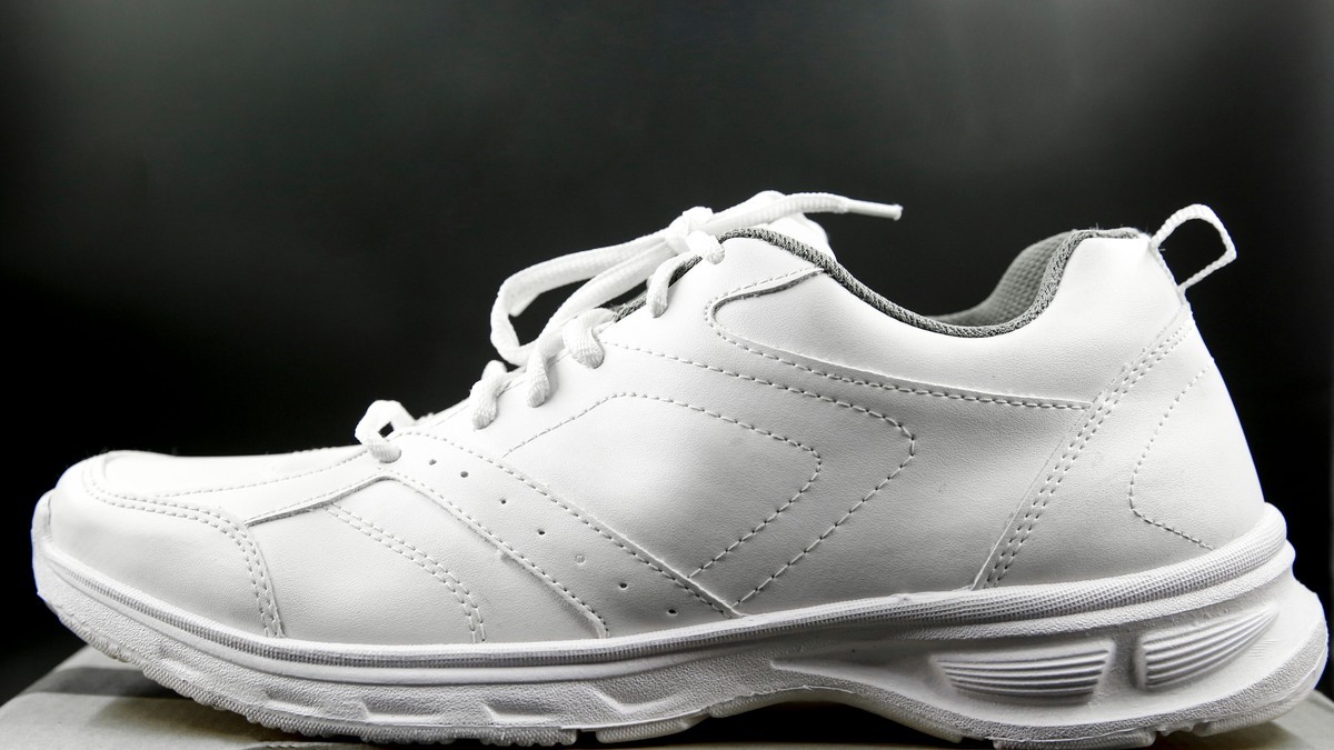 Pantof sport alb fotografiat din lateral.