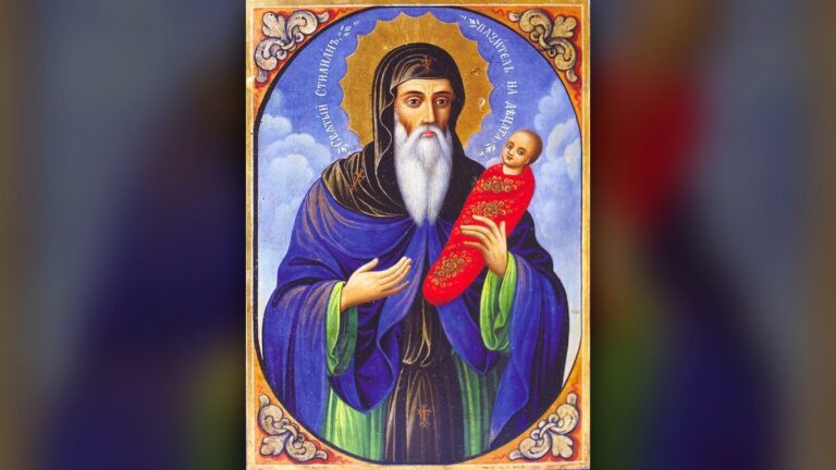 Familie aprinzând lumânări într-o biserică ortodoxă