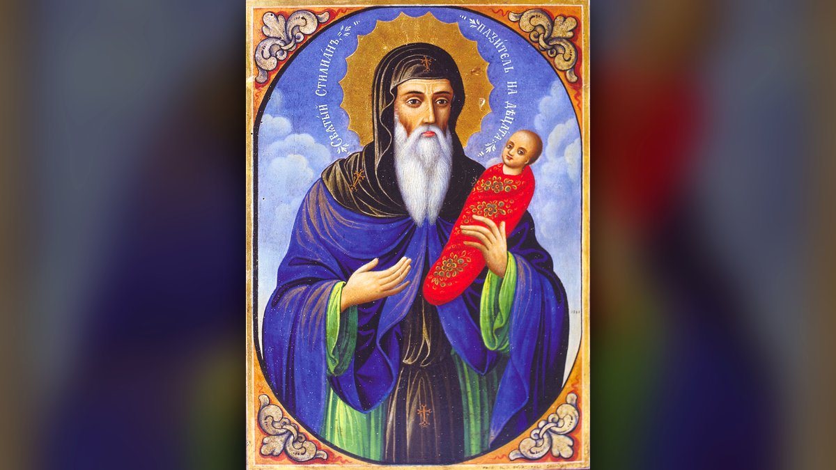 Familie aprinzând lumânări într-o biserică ortodoxă
