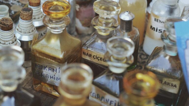 Ce înseamnă când visezi că te dai cu parfum seara