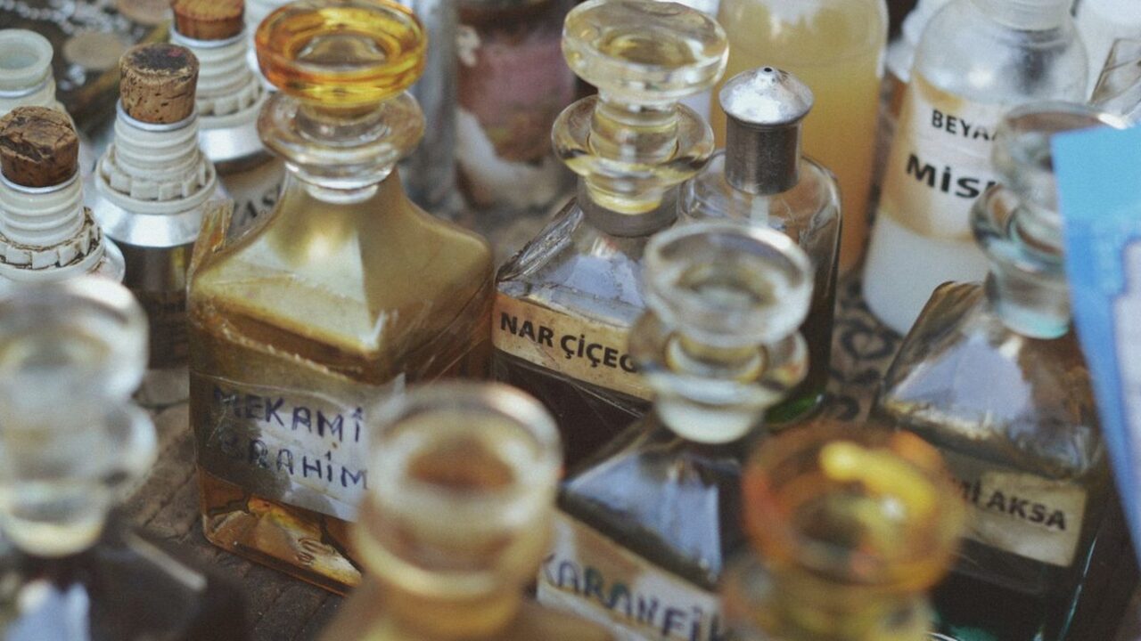 Ce înseamnă când visezi că te dai cu parfum seara
