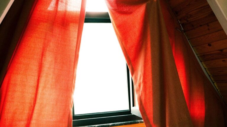 Ce înseamnă când visezi draperii: geam, lumină, ascuns