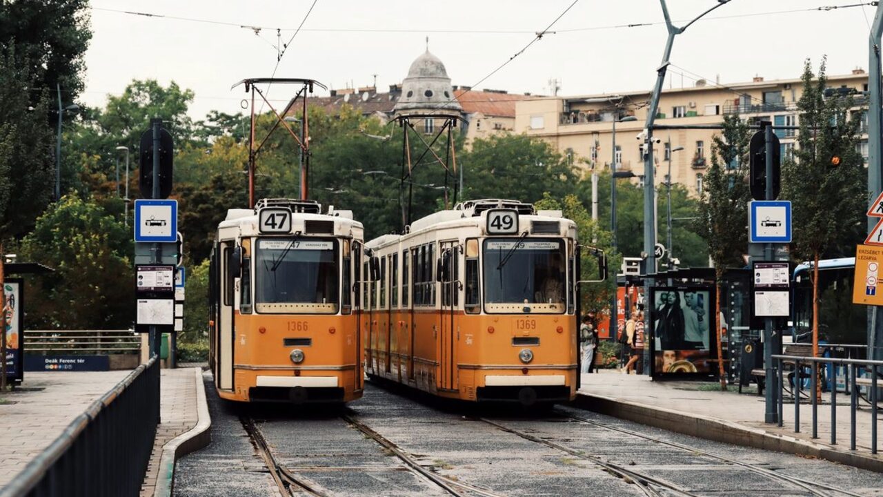 Ce înseamnă când visezi tramvai: pierdut, aglomerat, șine