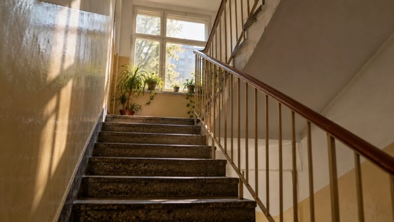 Ce înseamnă când visezi că urci scări de bloc: 6 scenarii
